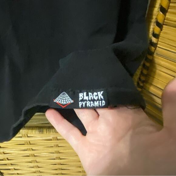 Black Pyramid Black Short Sleeve Tee Modern streetwear medium graphic tee - Picture 3 of 7